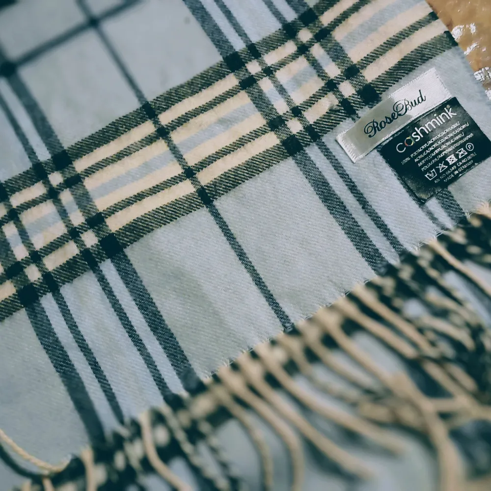Snygg och elegant rutig halsduk från Rose bud i ljusblått, beige och svart. Tillverkad i mjuk kashmir med fransar i ändarna. Perfekt för att hålla dig varm och stilren under kyliga dagar.. Muu.