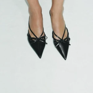 Klackskor Zara  - Skit snygga klackskor från Zara, med låg klack ❤️‍🔥 perfekt till utgång eller middag!! Använda 1 gång 🙏 Nypris: 399kr