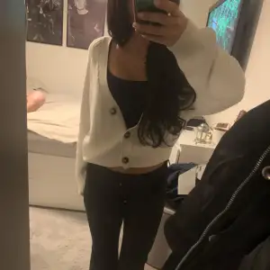 Säljer en mysig vit stickad kofta från Monki då den inte kommer till användning💕Den är i nyskick utan defekter och väldigt sparsamt använd 💕