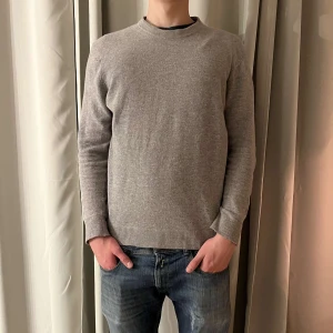 Ulltröja från Zara  - Säljer en grå ulltröja från Zara. Storleken är L men passar mer som en M. Modellen är 185!🙌🏼. Skickas på 1-2 dagar📦✅