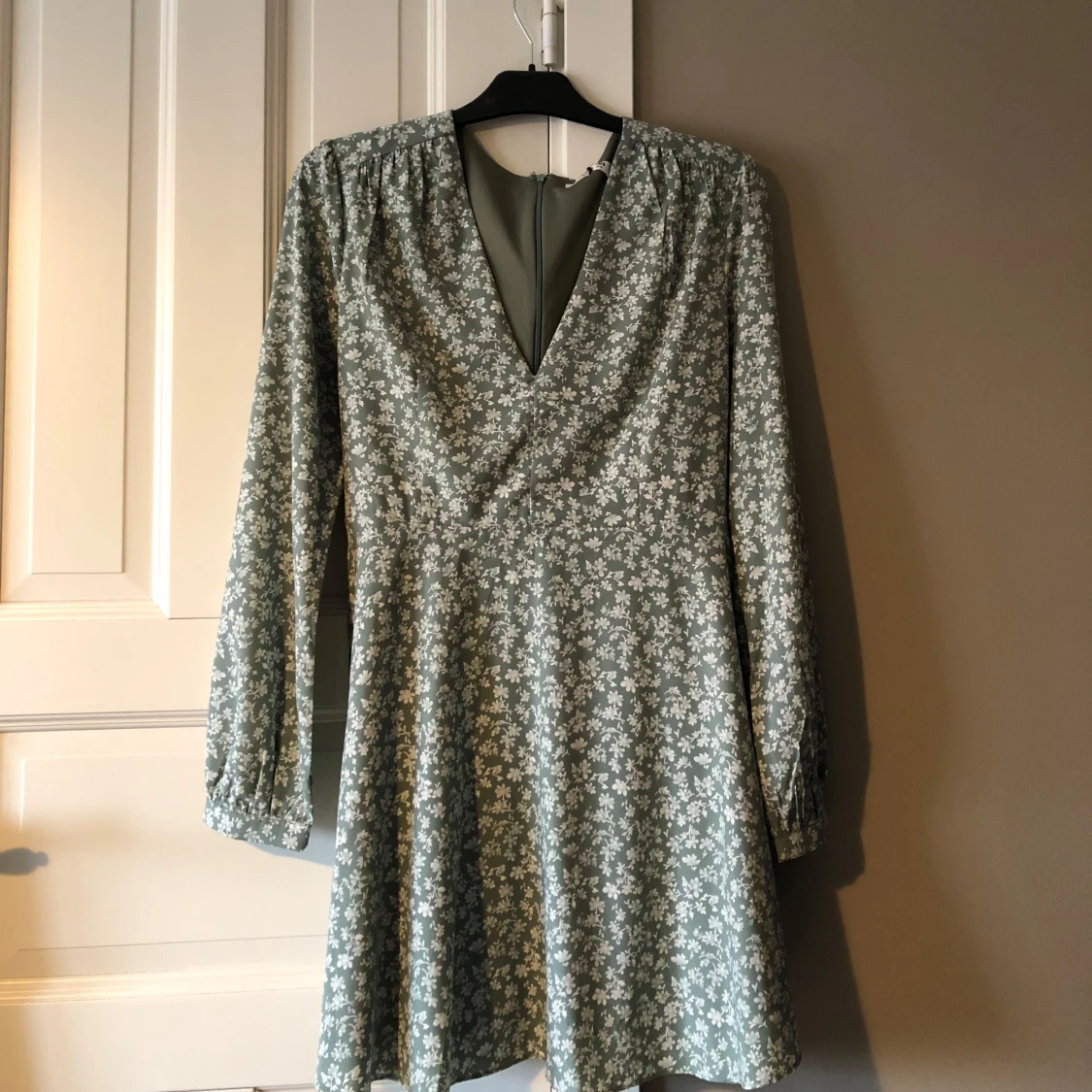 Salviagrön blommig klänning