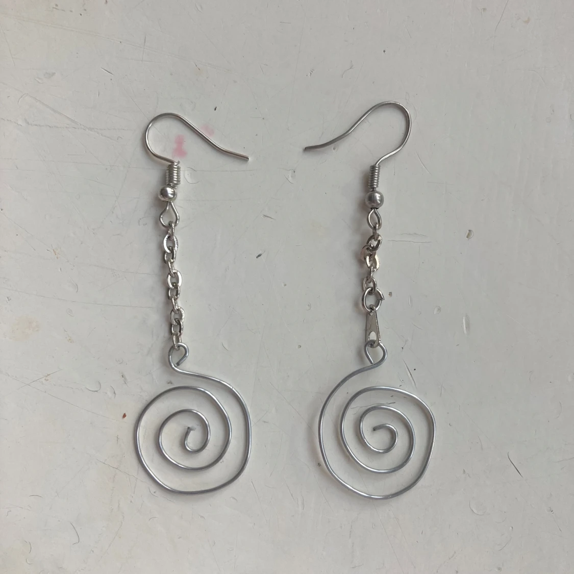 Silvriga spiralörhängen