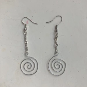 Silvriga spiralörhängen - Häftiga handgjorda örhängen