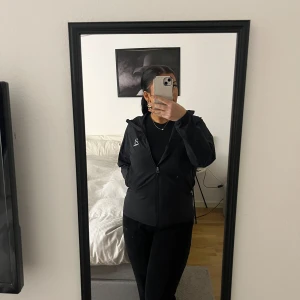 Svart jacka från Haglöfs - Snygg svart jacka från Haglöfs med dragkedja framtill. Pris kan diskuteras storlek L ”liten i storleken”