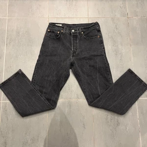 Levis 501 W28 | L29 - Snygga svarta Levi's jeans i modell 501. Använda några gånger men inga slitningar. Priset kan diskuteras