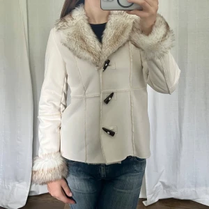 Pälsjacka - Vit pälsjacka i faux fur och mocka liknande material