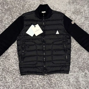 Moncler cardigan - Hej säljer en moncler magolione tricot cardigan i storlek L. Tänk på att moncler är små i storleken så den sitter mer som M. Den är i bra skick och kvitto finns. Hör av dig vid fundering!