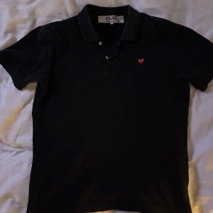Comme Des Garcons piké - CDG utan några defekter                                                      STORLEKEN STÅR L MEN ÄR MED SOM S