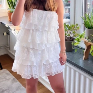 Volangklänning Zara - Superfin vit volangklänning. Perfekt till student eller andra tillfällen! Skriv om du har frågor! Annars tryck gärna på ”köp nu”! Inga defekter! Har aldrig använt den, endast testad!