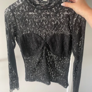 Festtopp - Säljer denna snygga festtopp från Nelly🖤 Storlek M och aldrig använd, bara testad 🖤