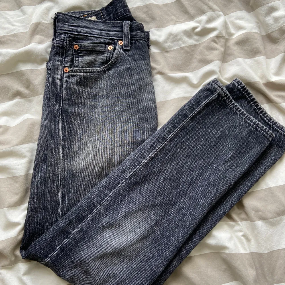 Levi jeans 501 W 28 L 30. Använda helt okej mycket men skulle påstå att de ser bättre ut använda. Kvitto finns. Orginalpris 1099 kr.  För mer bilder eller frågor är det bara att fråga. . Jeans & Byxor.