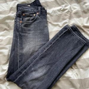 Levi jeans 501 - Levi jeans 501 W 28 L 30. Använda helt okej mycket men skulle påstå att de ser bättre ut använda. Kvitto finns. Orginalpris 1099 kr.  För mer bilder eller frågor är det bara att fråga. 