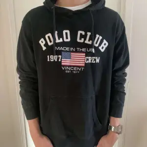 Säljer nu denna grymt snygga hoodie från Polo Club! Tröjan är i ett bra skick, utan defekter. | Skriv vid funderingar!