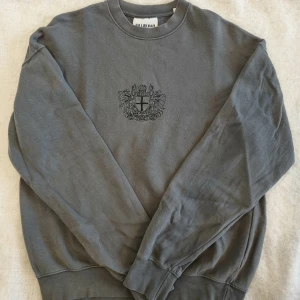 HAN Kjøbenhavn tröja - HAN Kjøbenhavn tröja i använt skick, dock inga defekter eller fläckar. Sitter true to size. Nypris va 1 600 kr, men säljs inte längre.