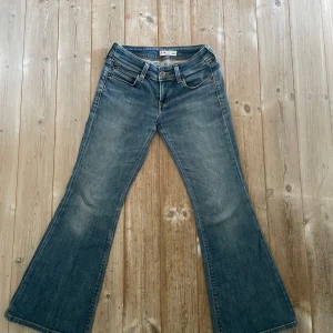 Snygga levis bootcut jeans - Bootcut jeans från levis. Köpta för 800 här på Plick men säljer billigare. Är tyvärr för små för mig