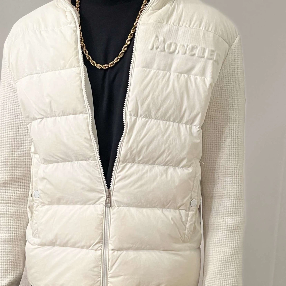 Moncler jacka till salu, pris diskuteras - 91