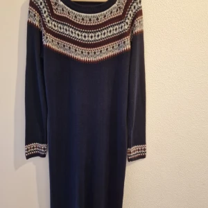 Stickat klänning mörkt blå med ornament - Används 2 gånger, skick som ny