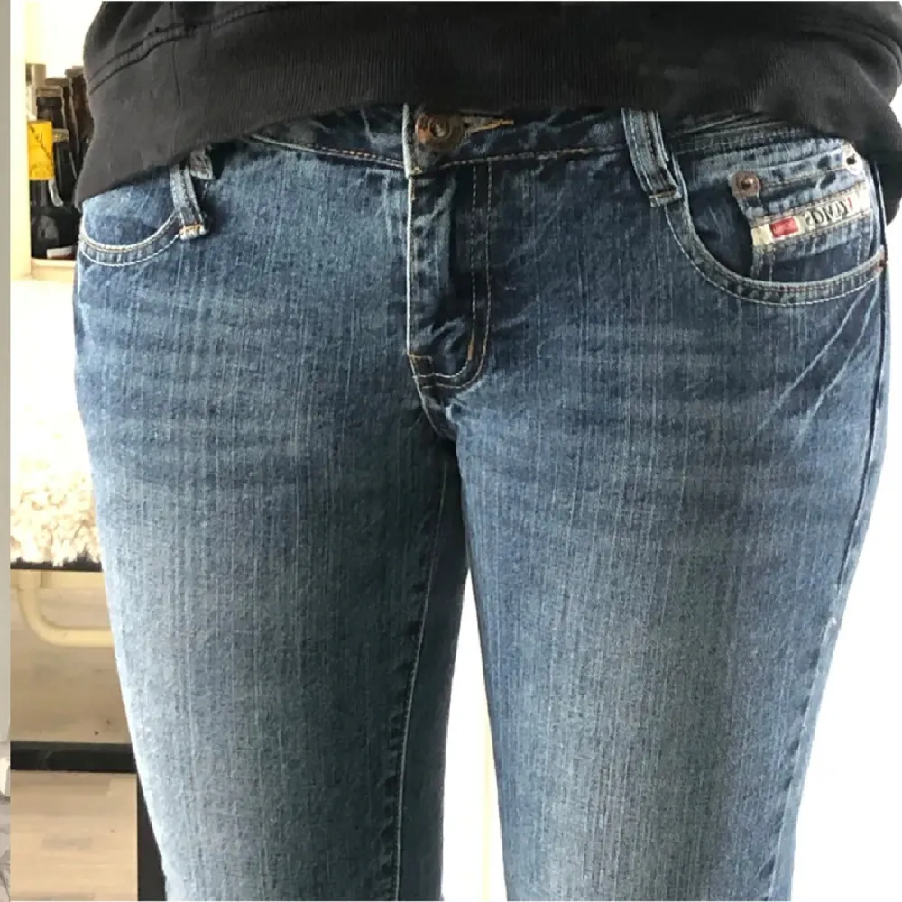 Säljer dessa fina low waist bootcut jeans, från vi amos. Köpta här på plick men säljer då de inte passa mig 💕💕. Jeans & Byxor.