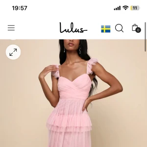 Balklänning  - Hej. Jag tog studenten i somras och säljer nu min balklänning så att någon annan kan få användning av den. Jag hade den ej på utgång så därför har den inga tecken på användning och som ny.  Nypris: 2500kr inkl till och frakt  Mitt pris: 1500kr
