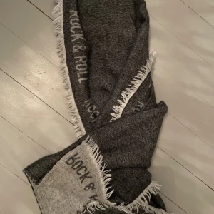 Halsduk - Oanvänd halsduk i ull från Saint & Sofia London. Nypris 600 kr, nu 250 kr.