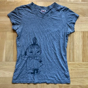 Grå t-shirt med Lilla My från Moomin - Säljer en superfin grå Mumin-tröja med Lilla My som motiv! ❤️