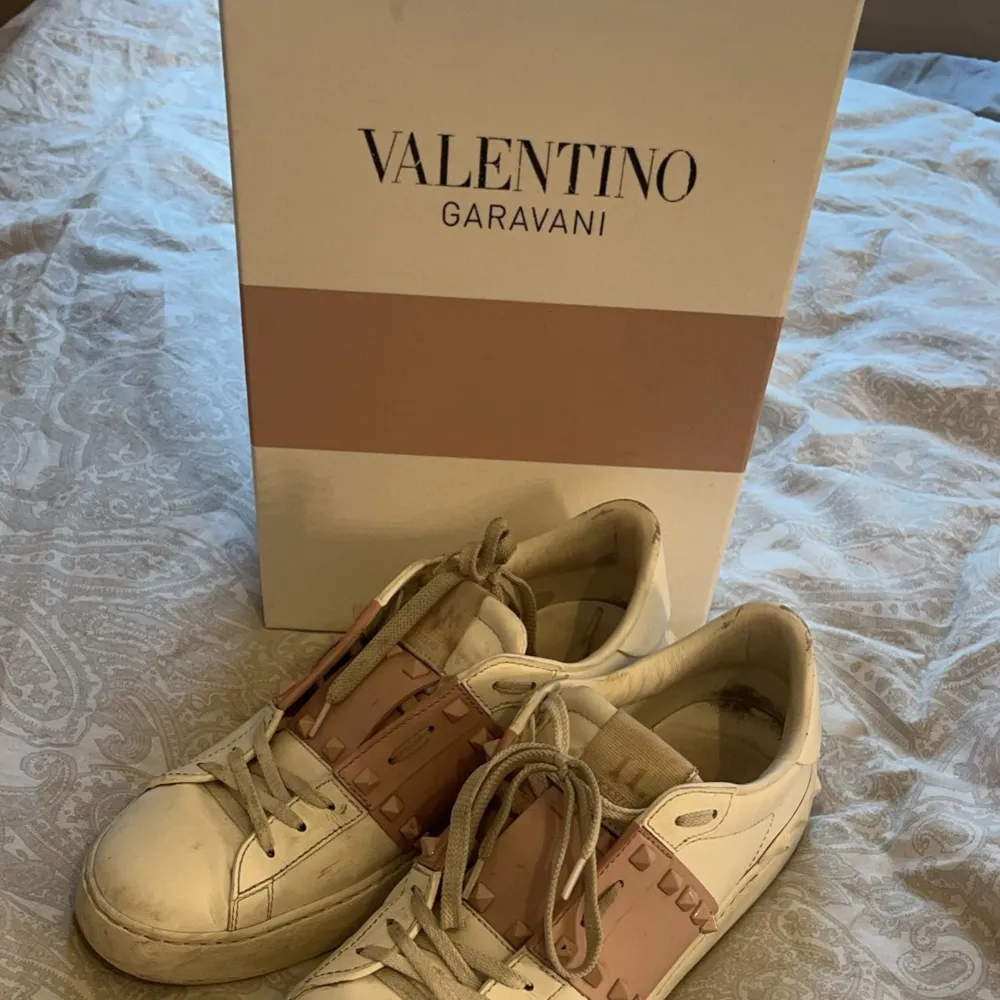 Jag hjälper en vän att sälja dessa jättefina Valentinos💗 de är i storlek 39 och köpta för 7500. . Skor.