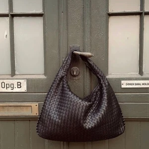 Bottega veneta  - Intresse koll bara! Överväger att sälja om jag får till rett pris. Några av bildarna är lånat. Kommer med dustbag och spegel. Första och två sista bildarna är lånat. 