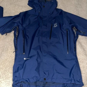 Blå vindjacka från Haglöfs - Small regnjacka haglöfs Duschade i den o den höll tätt
