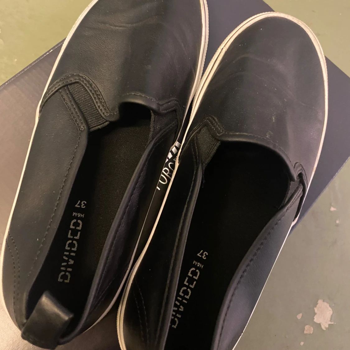 Svarta skor från Dividco