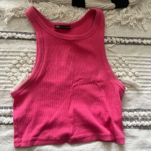 Topp - Säljer min rosa topp från Zara jättebra skick! För fler bilder skriv privat 💕🥰