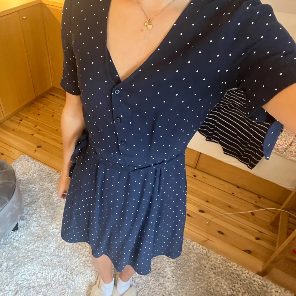 Supersöt prickig klänning med band som man kan byta både fram o bak beroende på vad man gillar🤗🤗 Kan alltid diskutera pris!💕. Mekot.