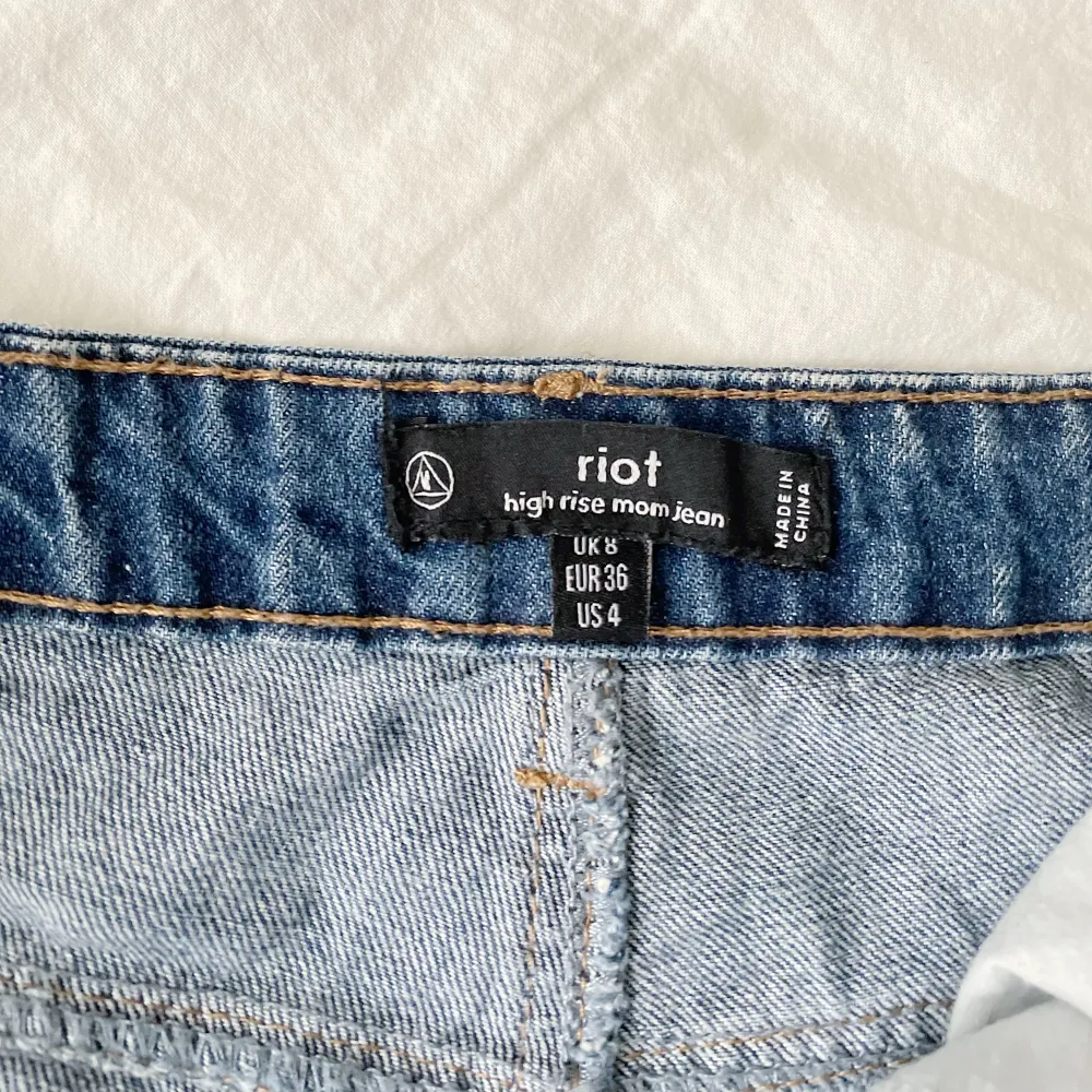 Super sköna mom jeans ifrån Riot med hål. Skulle säga att dem är större i storleken så skulle även passa en 38. Använda ca 2 gånger och har inga defekter. Säljer eftersom dem inte kommer till användning.. Jeans & Byxor.