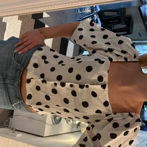 Prickig blus - Jätte snygg blus som sitter åt i midjan💕💕