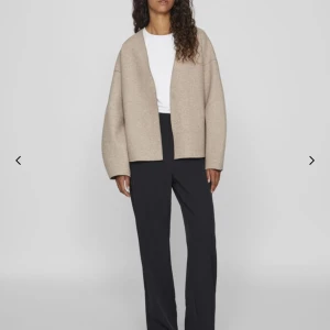 Beige kappa  - Super snygg kappa ifrån vila som tyvärr inte kommer till användning, endast använd 2ggr