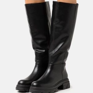 Svarta stövlar  - Stövlar, svarta passar perfekt till hösten i storlek 38, använde en gång köpte för 1500kr, säljer för 750