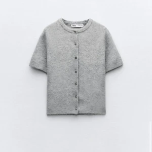 Stickad kortärmad kofta - Superfin kofta från zara som bara används en gång och är i jättebra skick! Storleken är S men passar också Xs💗Tröjan funkar att ha över toppar men också stängd till ett par jeans!🎀