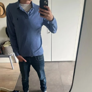 Ralph lauren piké🍾 - Säljer nu min Ralph lauren piké då jag har vuxit ur den. Använd några gånger men nästan i ny skick. Modellen på bilden är 177cm 👏 Skriv om några funderingar/ Vilgot🍾🤩