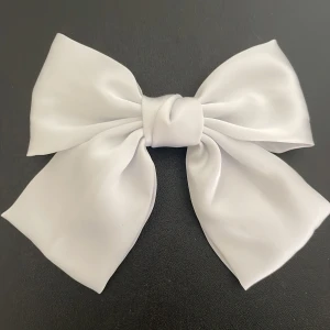 Vit hår rosett  - Säljer den söta vita rosetten!💞