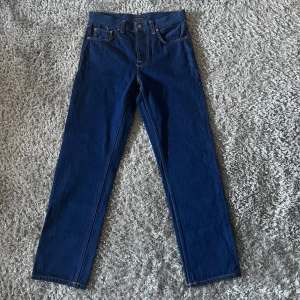 Nudie jeans - Säljer dessa sjukt snygga nudie jeans som aldrig varit använda eftersom jag beställde fel storlek och det gick inte att retunera om du ska köpa lika dana nya så är ordinarie pris 1299 Storlek- W30 L32 