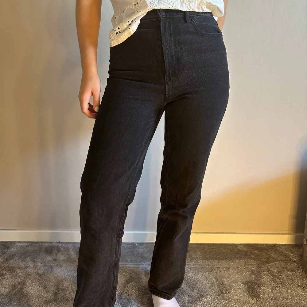 Svarta snygga jeans högmidjade. Tyvärr för små för mig. Storlek 26/30. Jeans & Byxor.