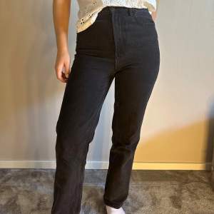 Svarta snygga jeans högmidjade. Tyvärr för små för mig. Storlek 26/30