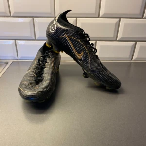 Nike mecurial vapor 14 elite FG Black/Metallic gold  - Fotbollsskor för gräs Använda ett fåtal gånger Storlek 43 Nypris: 1400
