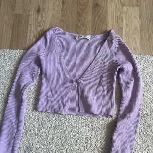 Mini kofta  - En jätte söt kofta/bolero från pull&bear nästan aldrig använd så i nyskick, storlek XS