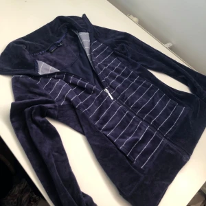 lila vintage kofta  - supersnygg tajt lila kofta. kommer sitta tajt på M och lite löst på xs skulle jag tro, båda är ju snyggt. 