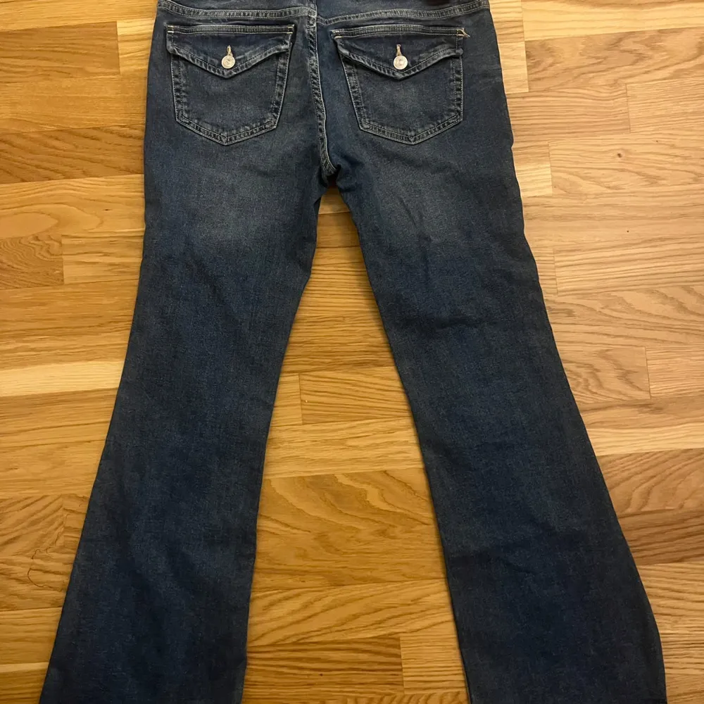 Blåa jenas från hm i storlek 38, bra skick men lite slitna längst ner men ej mycket . Jeans & Byxor.