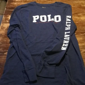 Ny Polo Ralph Lauren tröja. - Tröja som aldrig är använd, inköpt i USA. Tunt tyg som är mjukt och bekvämt.