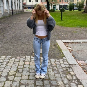 Ljusblå jeans - Säljer ett par lågmidjade ljusblå bootcut jeans. Säljer då de är lite små för mig. 