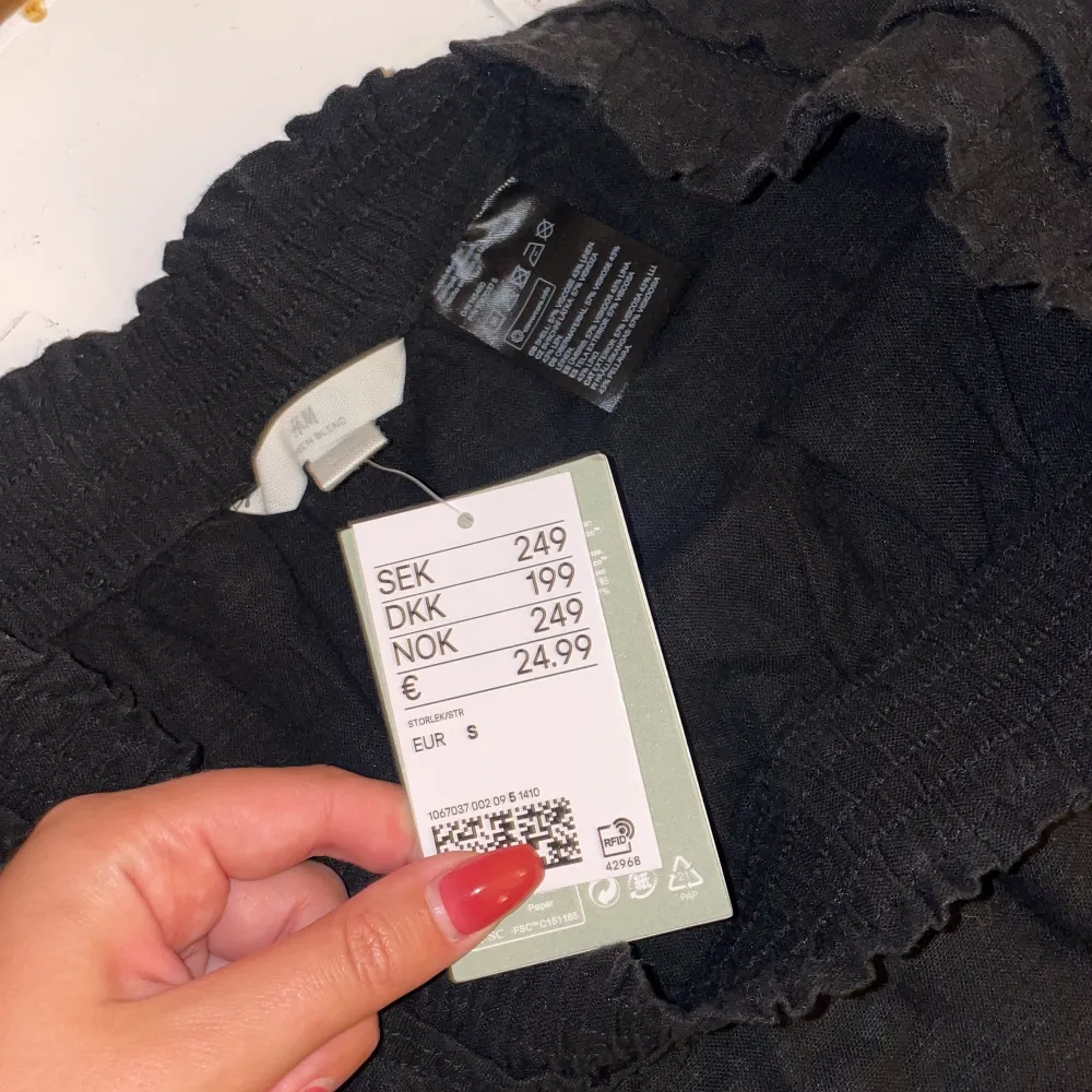 Svart volangkjol från H&M i linnematerial. Aldrig använd. Kjolar.