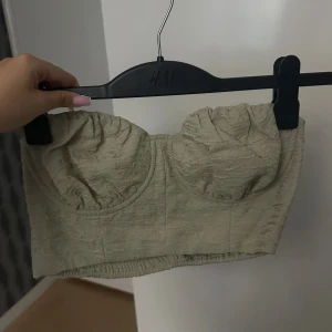 Nakd - En ursnygg lite festligare grön topp från NA-KD. Aldrig använt och är i storlek 38/M. 