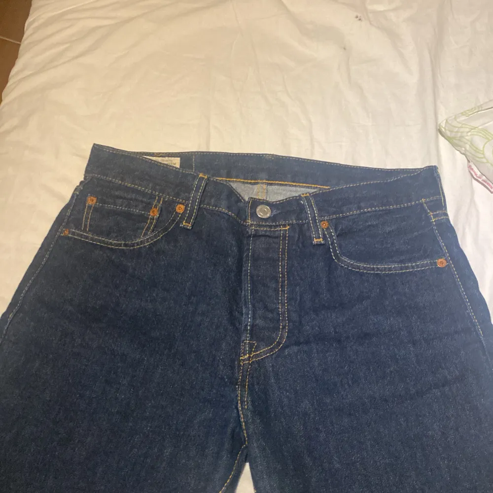 Tjaaa!!!😄😄Säljer mina helt nya lewis jeans, har haft på mif dem 1 gång och slängt kvitto 9,9/10 skick. 501 lewis som är straight fit. 30 i bredd och 32 i längd. Priset går att sänkas. Nytt pris vid 1100. Jeans & Byxor.